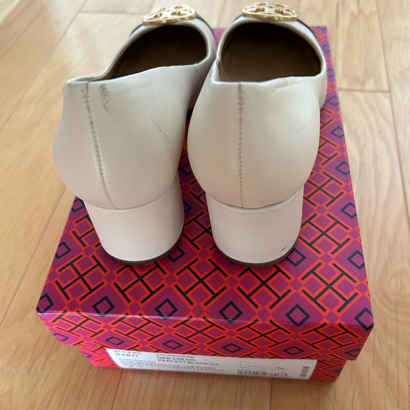 Tory Burch Black and Cream Heels with Gold Accent - Picture 4 of 6